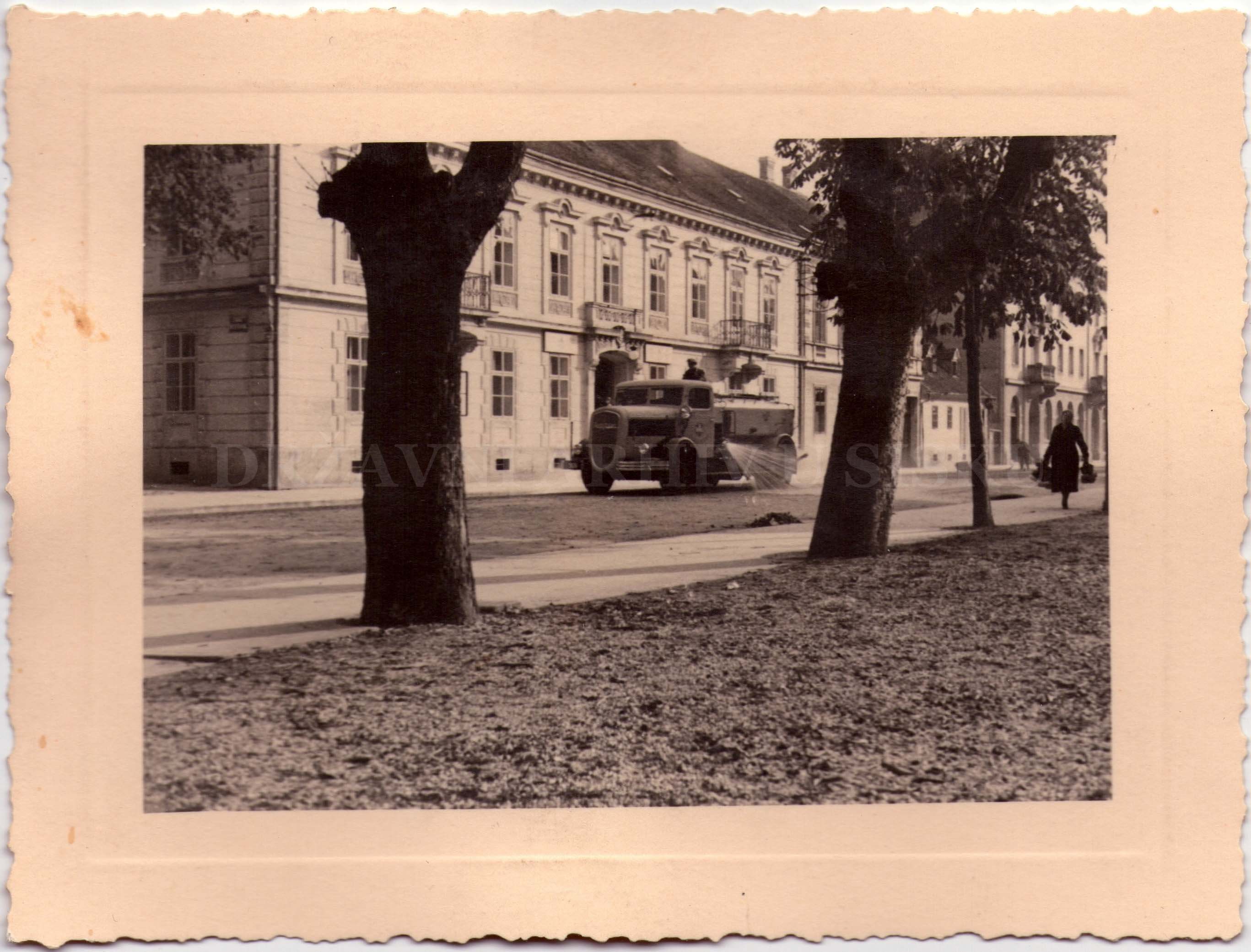 Polijevanje gradskih ulica (II.ulica) u ljetno doba, oko 1935.